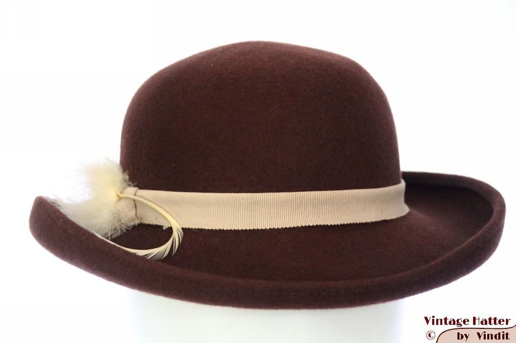 Vintage Dameshoed Marida bruin vilt met witte veren 54 = XS, Kleding | Dames, Hoeden en Petten, 55 cm (S, 6⅞ inch) of minder, Hoed