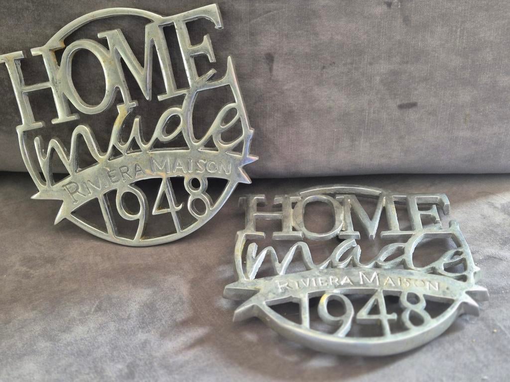2 Riviera Maison aluminium onderzetters 'Home Made 1948', Huis en Inrichting, Ophalen, Gebruikt, Pot of Pan