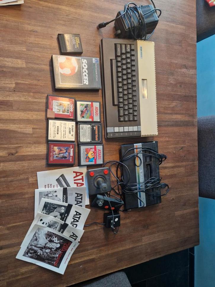 Atari 2600 met games en controllers en atari 800xl, Spelcomputers en Games, Spelcomputers | Atari, Gebruikt, Atari 2600, Met 2 controllers