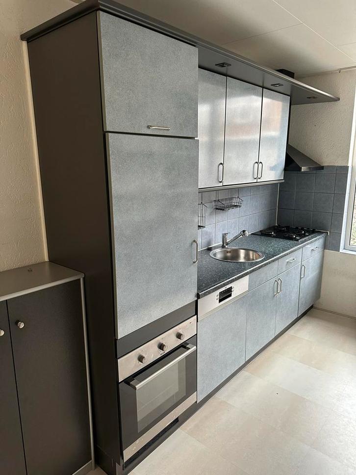 Complete keuken met inbouwapparatuur, Huis en Inrichting, Keuken | Complete keukens, Gebruikt, Enkelwandige keuken, Grijs, Graniet of Steen