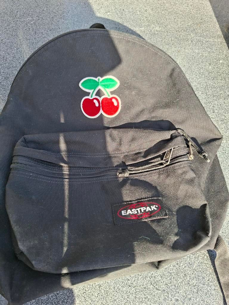 Vintage Eastpak rugtas met kersen patch, Sieraden, Tassen en Uiterlijk, Tassen | Rugtassen, Ophalen of Verzenden, Gebruikt, 25 tot 40 cm