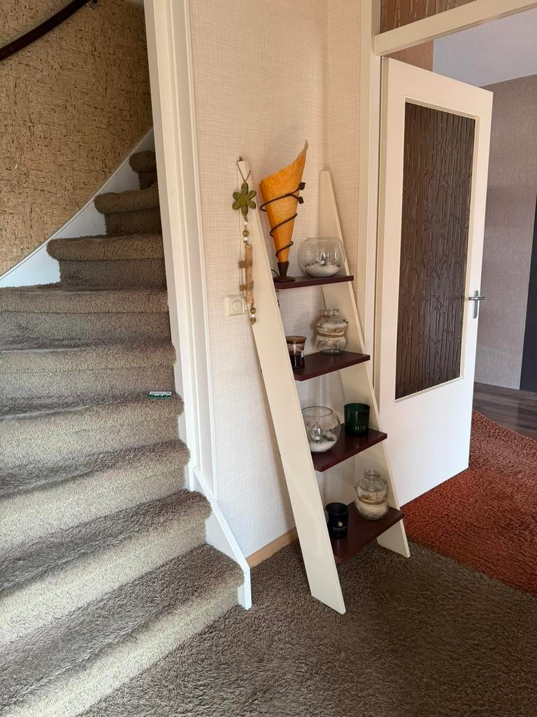 Leuke schuine wandkasje, Ophalen, Zo goed als nieuw