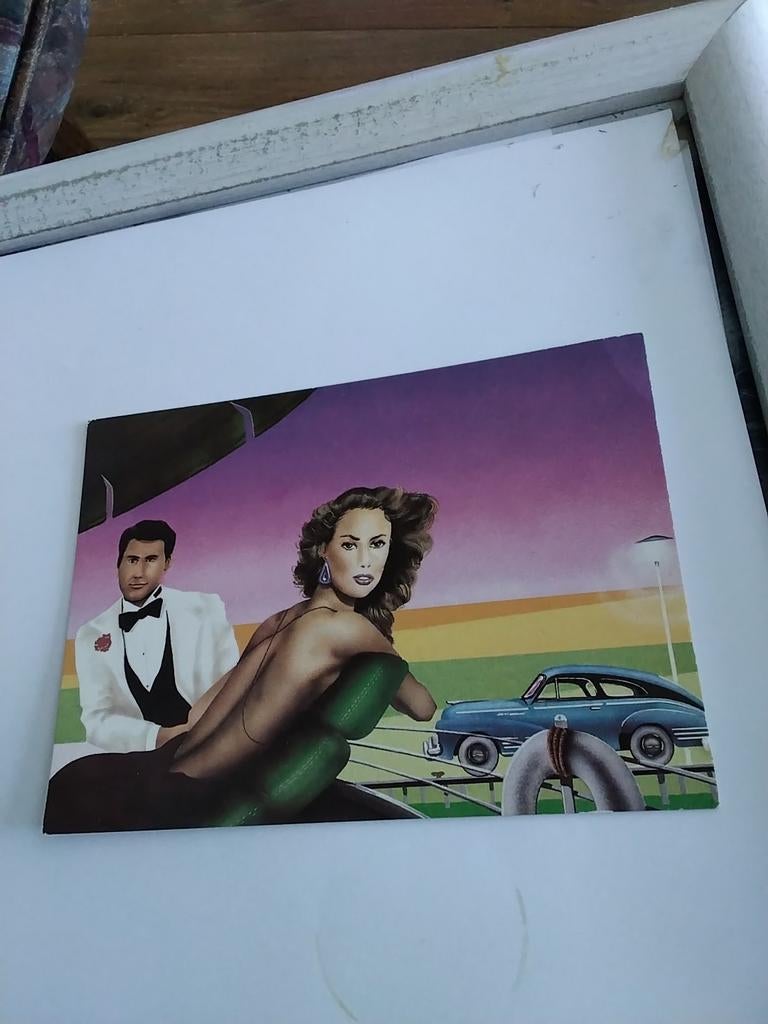 MAN IN SMOKING EN VROUW IN AVONDJURK BIJ KLASSIEKE AUTO, Ophalen of Verzenden, 1920 tot 1940, Overige thema's