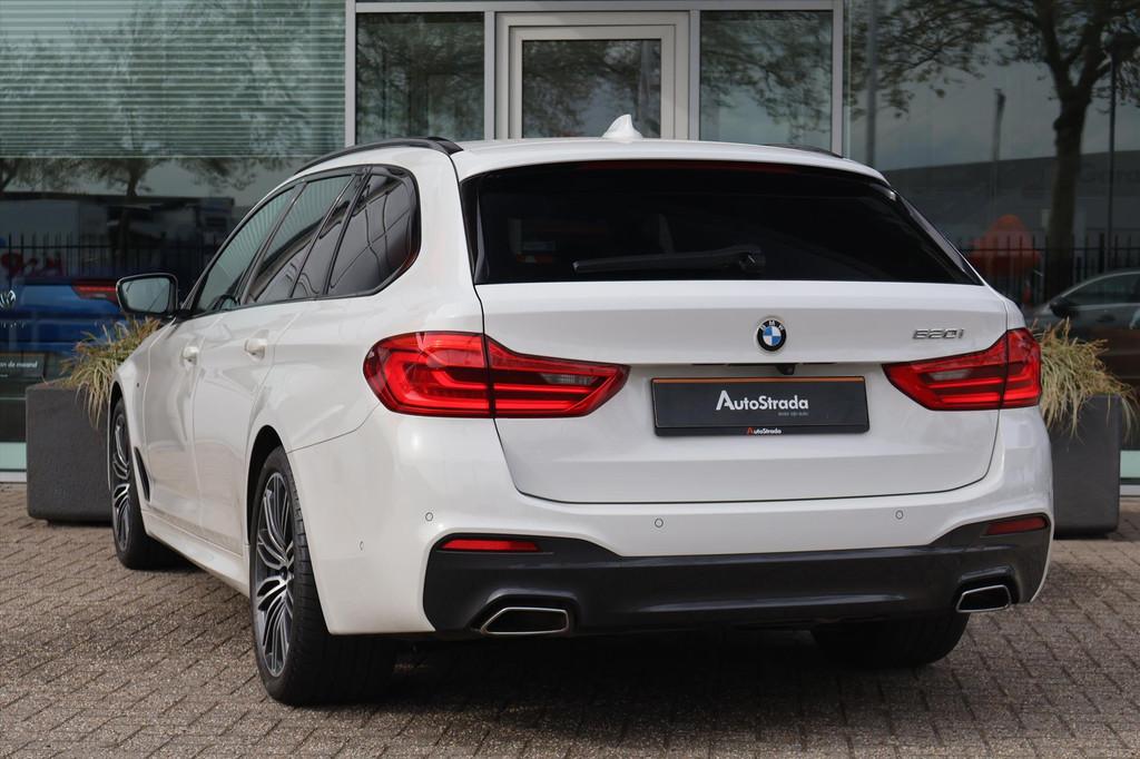 BMW 5-Serie Touring (g31) 520i M-Sport 184pk | Camera | Pano, Auto's, 1998 cc, Gebruikt, 4 cilinders, Wit
