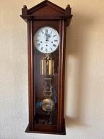 Klassieke wandklok met slinger - Houten behuizing, Antiek en Kunst, Antiek | Klokken, Ophalen of Verzenden