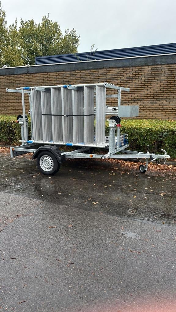 Mooi rolsteiger op aanhanger merk ASC werkhoogte 10.2 meter, Doe-het-zelf en Verbouw, Steigers, Ophalen