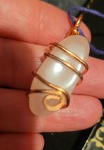 Rozenkwarts hanger met koperdraad en paars koord, Sieraden, Tassen en Uiterlijk, Kettingen, Nieuw, Ophalen of Verzenden, Steen of Mineraal