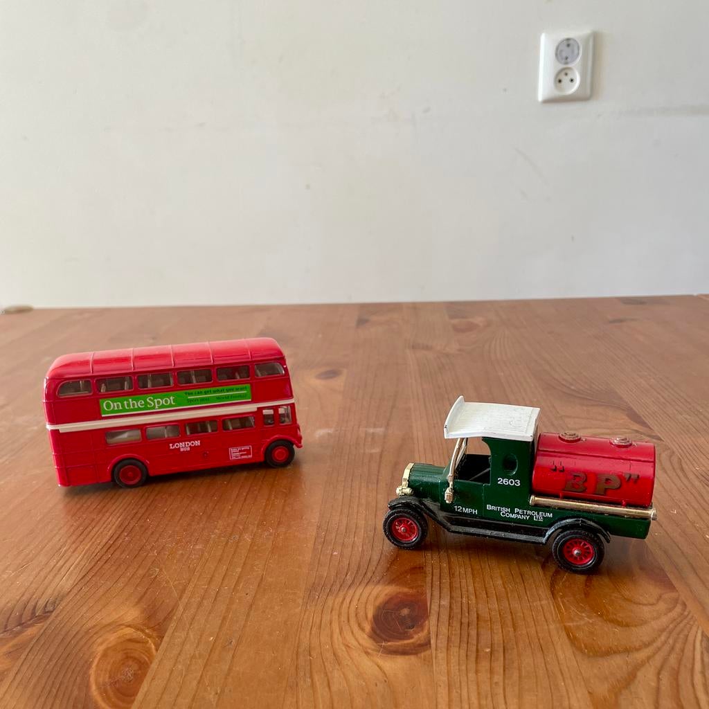 2 Britse modelvoertuigen | London Bus & BP Petrol Ford, Ophalen of Verzenden, Zo goed als nieuw, Bus of Vrachtwagen, Matchbox