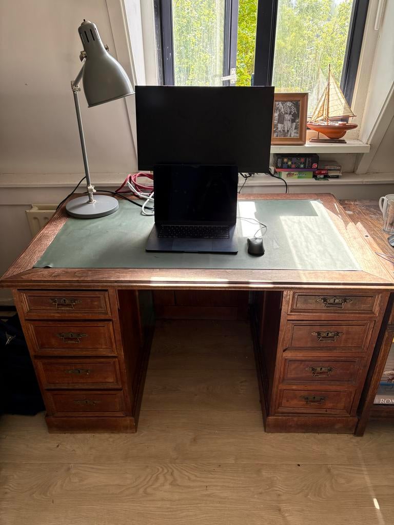 Antiek houten bureau met lades en groen leer (stoel gratis), Huis en Inrichting, Bureaus, Ophalen, Overige typen, Gebruikt, Antiek