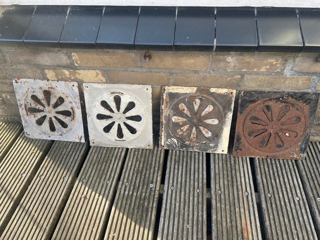 Set van 4 Antieke Gietijzeren Ventilatie Roosters, Ophalen