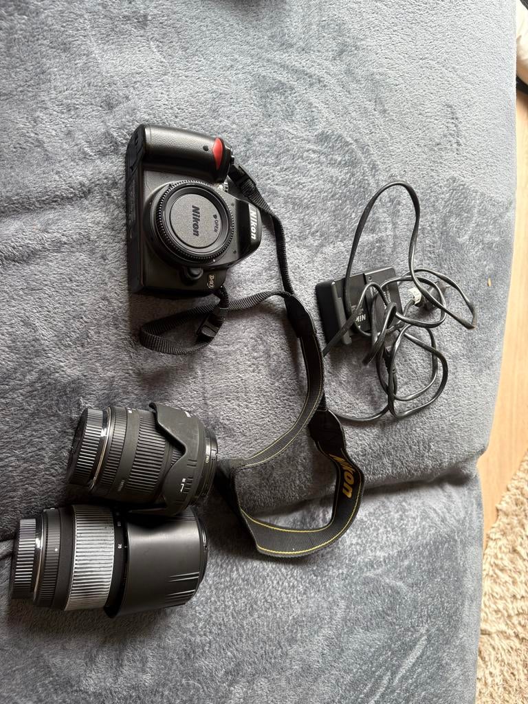 Nikon D40 camera met 2 lenzen, tassen, oplader en batterij, Gebruikt, Spiegelreflex, Ophalen of Verzenden, Nikon