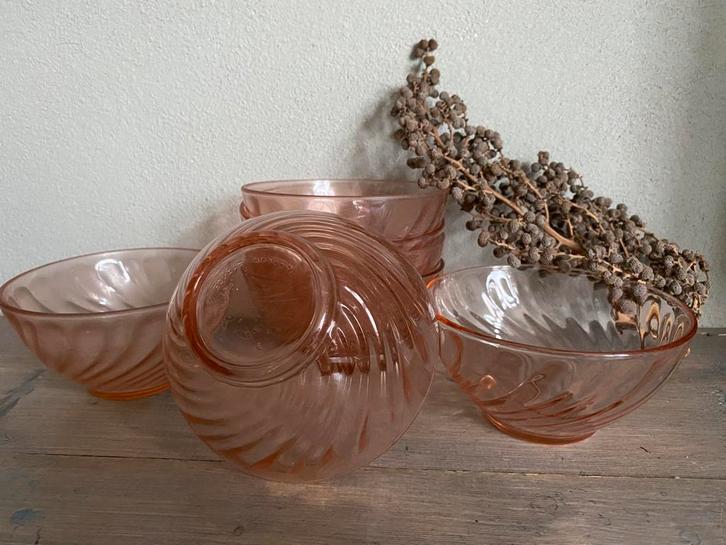 7 vintage rosaline schaaltjes swirl arcoroc persglas roze, Antiek en Kunst, Antiek | Keukenbenodigdheden, Ophalen of Verzenden