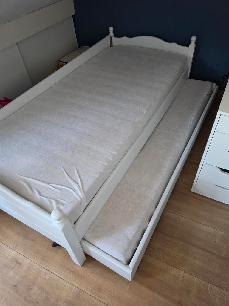 Houten logeerbed met uitrolbare onderkant en 2 matrassen, Ophalen