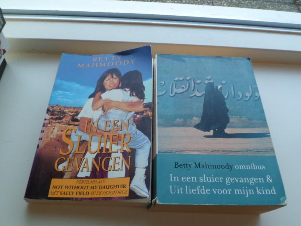 In een sluier gevangen omnibus Betty Mahmoody €1,00 per stuk, Boeken, Ophalen of Verzenden, Zo goed als nieuw, Amerika