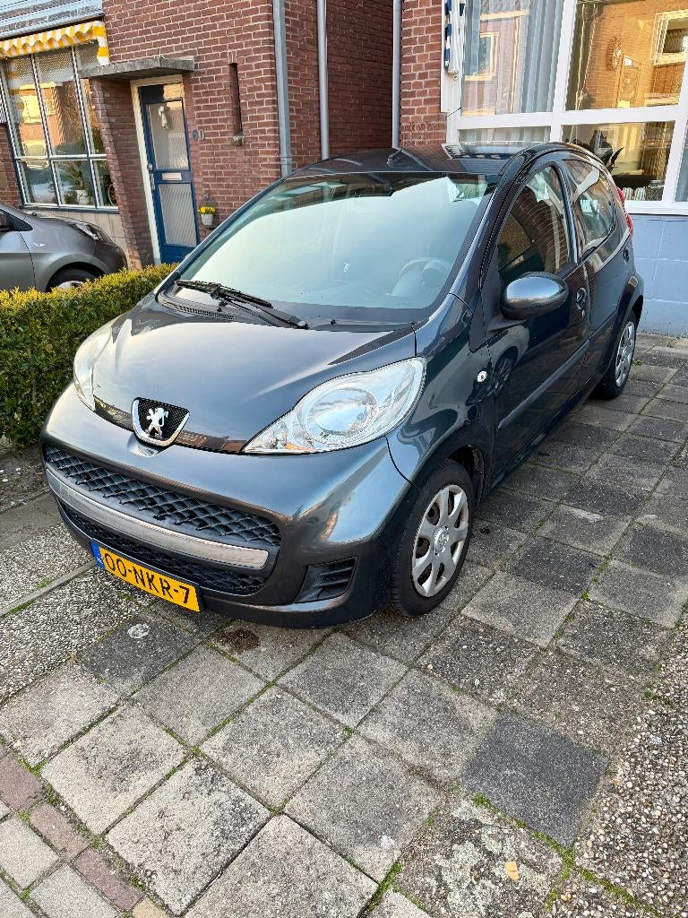 Peugeot 107 1.0 12V 5DR 2-TRONIC 2010 - GT-Line, Auto's, Peugeot, Euro 5, Stof, Zwart, 4 stoelen