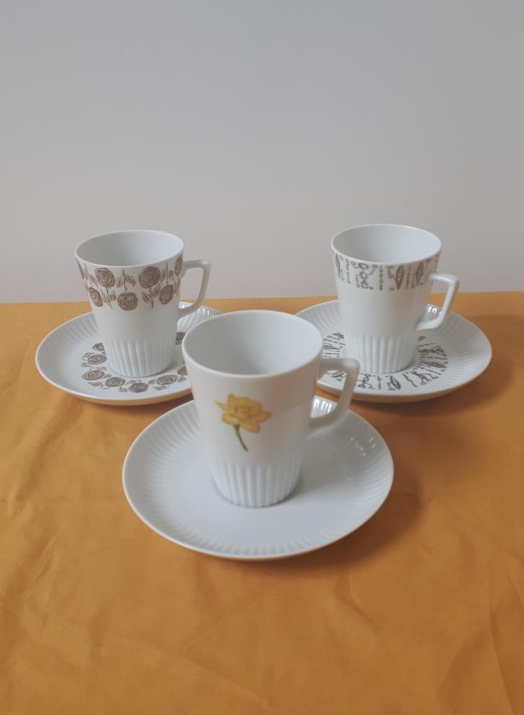 Mosa - 3 kop en schotels met verschillend motief. Vintage, Ophalen of Verzenden, Zo goed als nieuw, Porselein, Kop en/of schotel