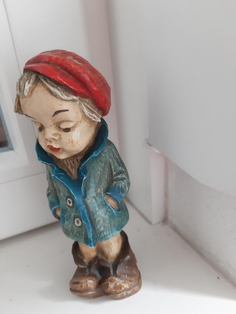 Jongen met rode pet. (vintage), Verzamelen, Beelden en Beeldjes, Ophalen of Verzenden, Mens