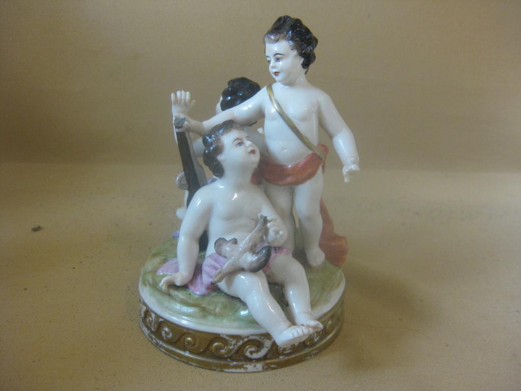 Duits porseleinen beeldje van 3 putti Älteste Volkstedt, Antiek en Kunst, Ophalen of Verzenden