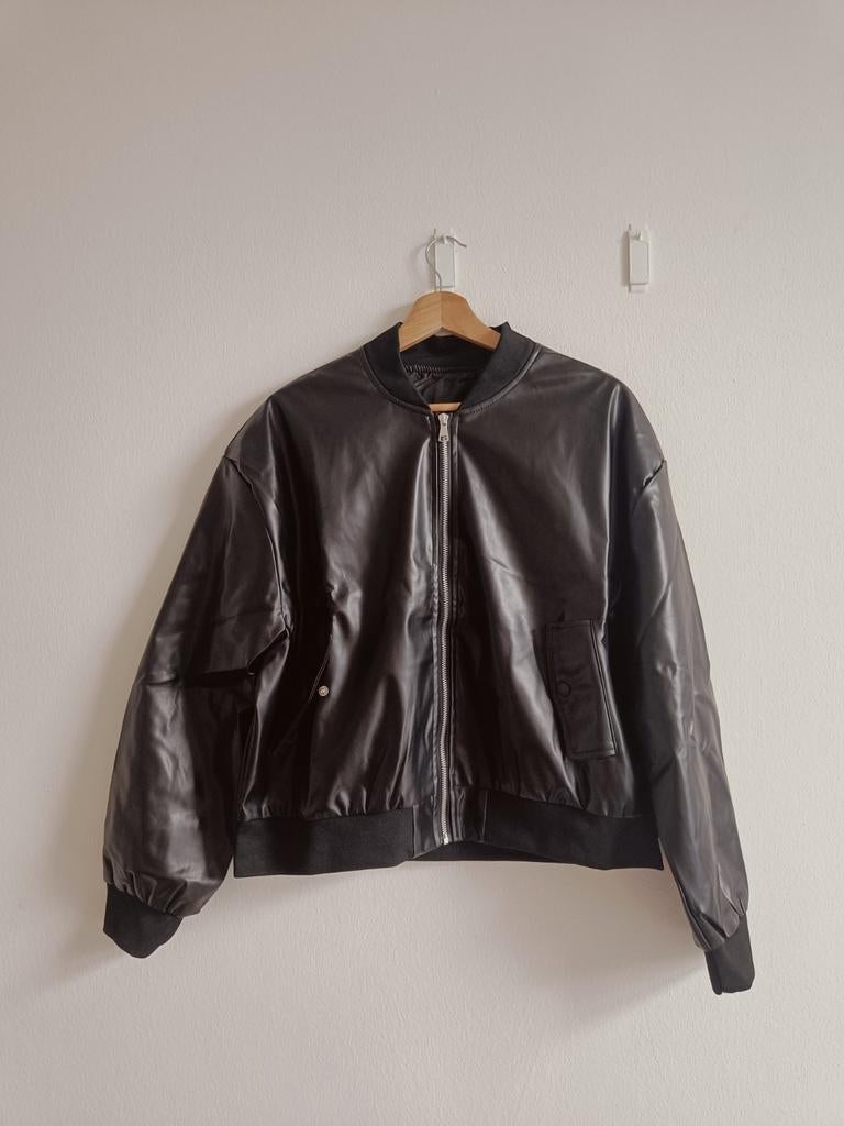 Zwarte bomberjack van (nep)leer  tijdloos & stijlvol, Zwart, Maat 46/48 (XL) of groter, Nieuw, Ophalen of Verzenden