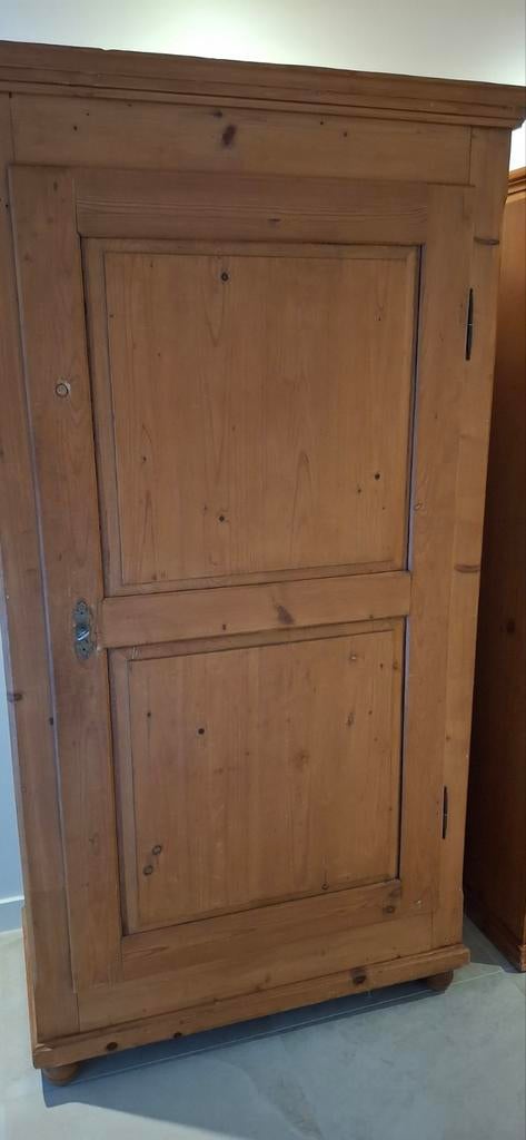 Unieke antieke grenen één-deurs kast op bolpoten, Ophalen