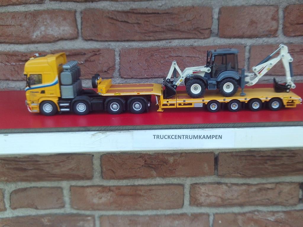 WSI  Scania  8 x 4  met  semi  dieplader  van  Prangl.