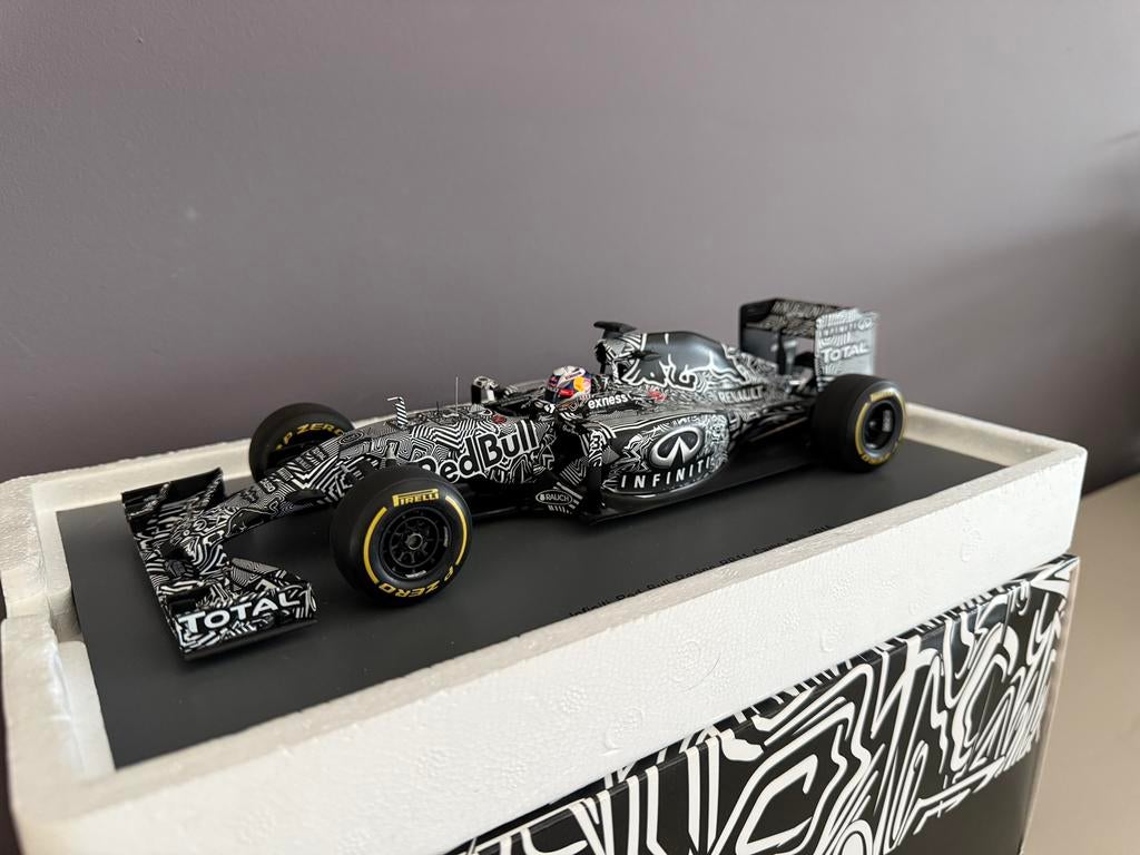 Camo Bull 2015  Infiniti Red Bull RB11 Ricciardo Spark 1:18, Ophalen of Verzenden, Zo goed als nieuw, Overige merken