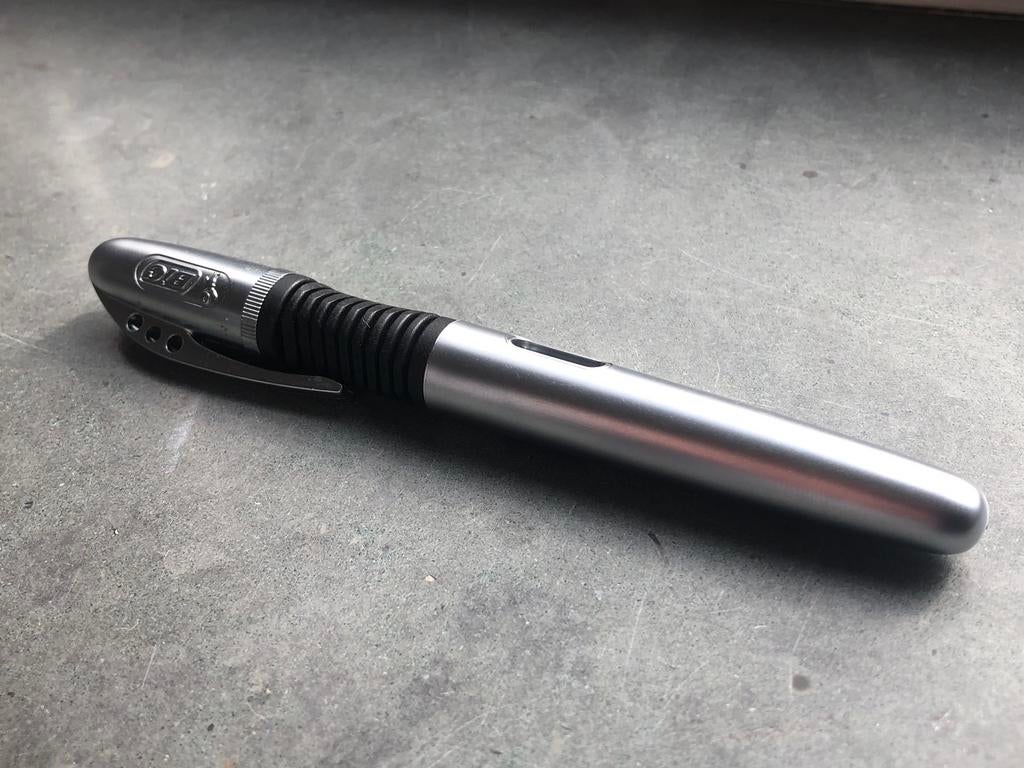 BIC vulpen - zilverkleurig met zwart - schrijft prima, Verzamelen, Pennenverzamelingen, Ophalen of Verzenden, Gebruikt, Vulpen