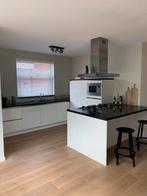 Moderne witte keuken, composiet aanrechtblad, schiereiland, Ophalen, Zo goed als nieuw, Wit, Composiet