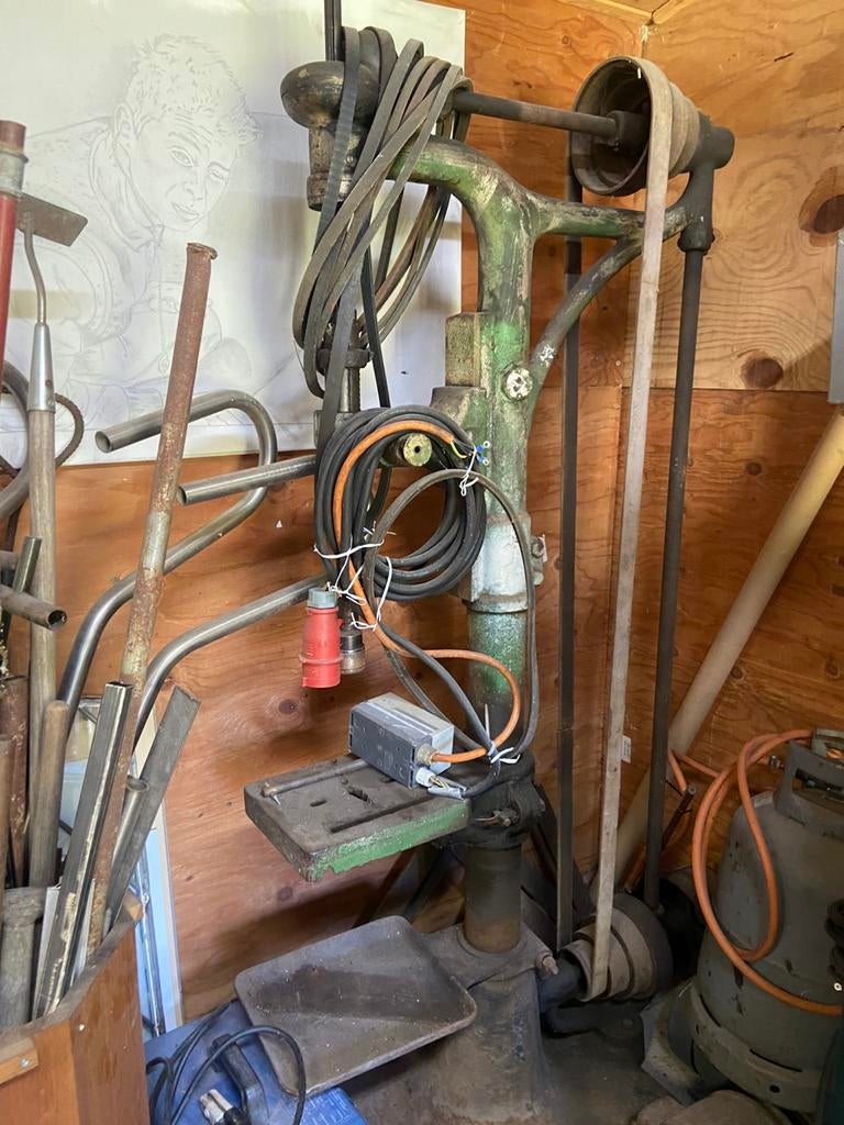 Gietijzeren oude kolomboor op krachtstroom, Ophalen of Verzenden, Gebruikt, Overige metalen