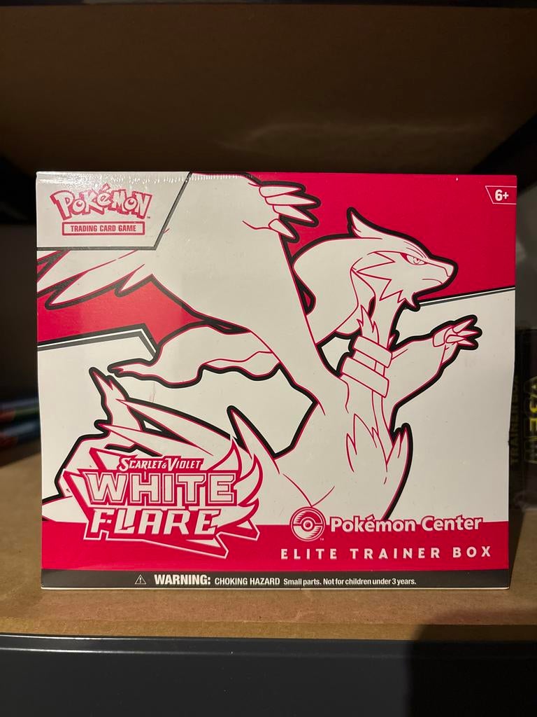 Scarlet & Violet White Flare Pokémon Center Elite Trainer Bo, Hobby en Vrije tijd, Verzamelkaartspellen | Pokémon, Ophalen, Nieuw