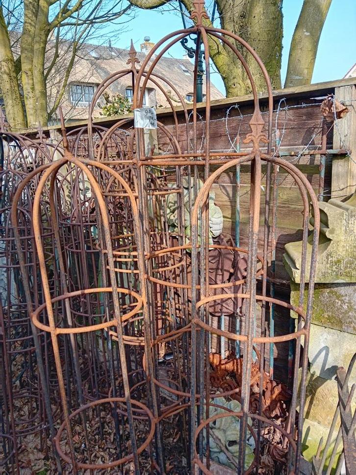 Roestige metalen plantenrekken/ obelisk voor klimplanten, Tuin en Terras, Overige Tuin en Terras, Gebruikt, Ophalen