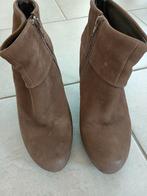 Cellini enkellaarsjes beige suède maat 39, Beige, Ophalen of Verzenden, Gedragen, Lage of Enkellaarzen