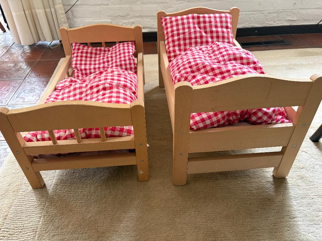Houten poppenbedjes met beddengoed, Kinderen en Baby's, Speelgoed | Poppen, Ophalen, Zo goed als nieuw, Babypop