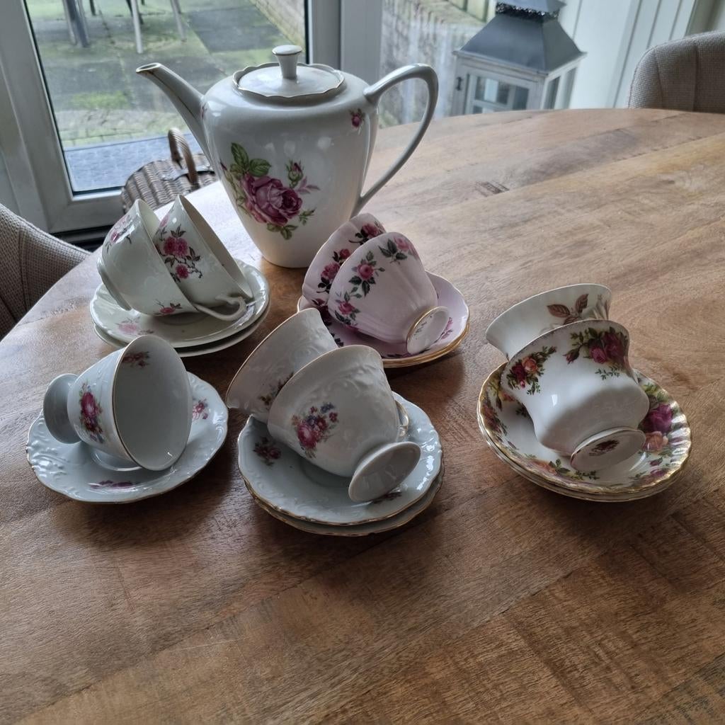 Grootmoederstijd koffiekopjes en koffiepot, Ophalen of Verzenden