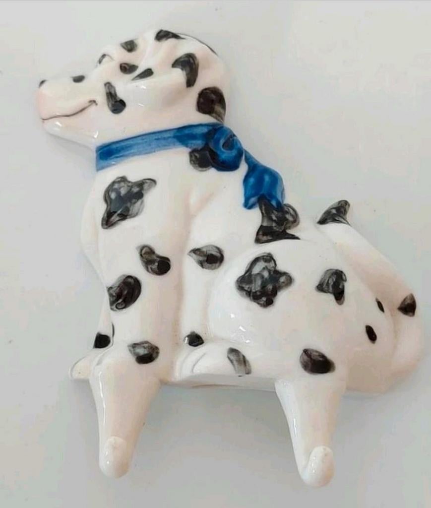 PORSELEINEN WAND HANGER MET 2 HAAKJES*WITTE HOND ZWARTE VLEK, Wandkapstok, Overige materialen, Verzenden, Zo goed als nieuw