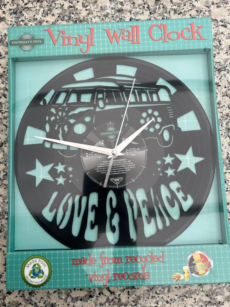 Vinyl Wandklok 'Love & Peace' - Gemaakt van gerecyclede LP's, Huis en Inrichting, Woonaccessoires | Klokken, Ophalen of Verzenden