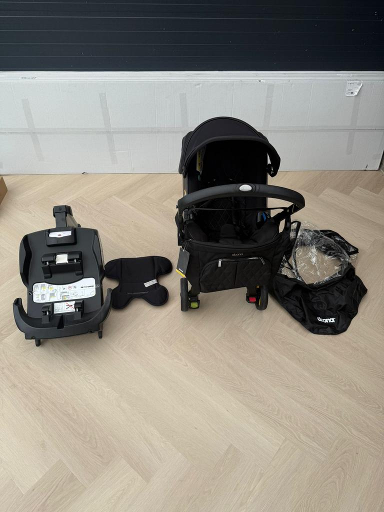 doona limited edis midnight black incl isofix en accessoires, Kinderen en Baby's, Kinderwagens en Combinaties, Ophalen, Zo goed als nieuw