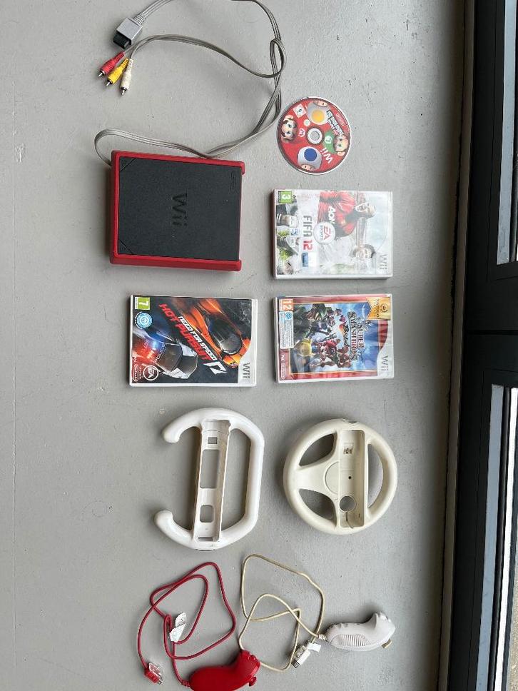 Nintendo Wii Mini, Spelcomputers en Games, Spelcomputers | Nintendo Wii, Gebruikt, Zonder controller, Met games, Met stuurtje