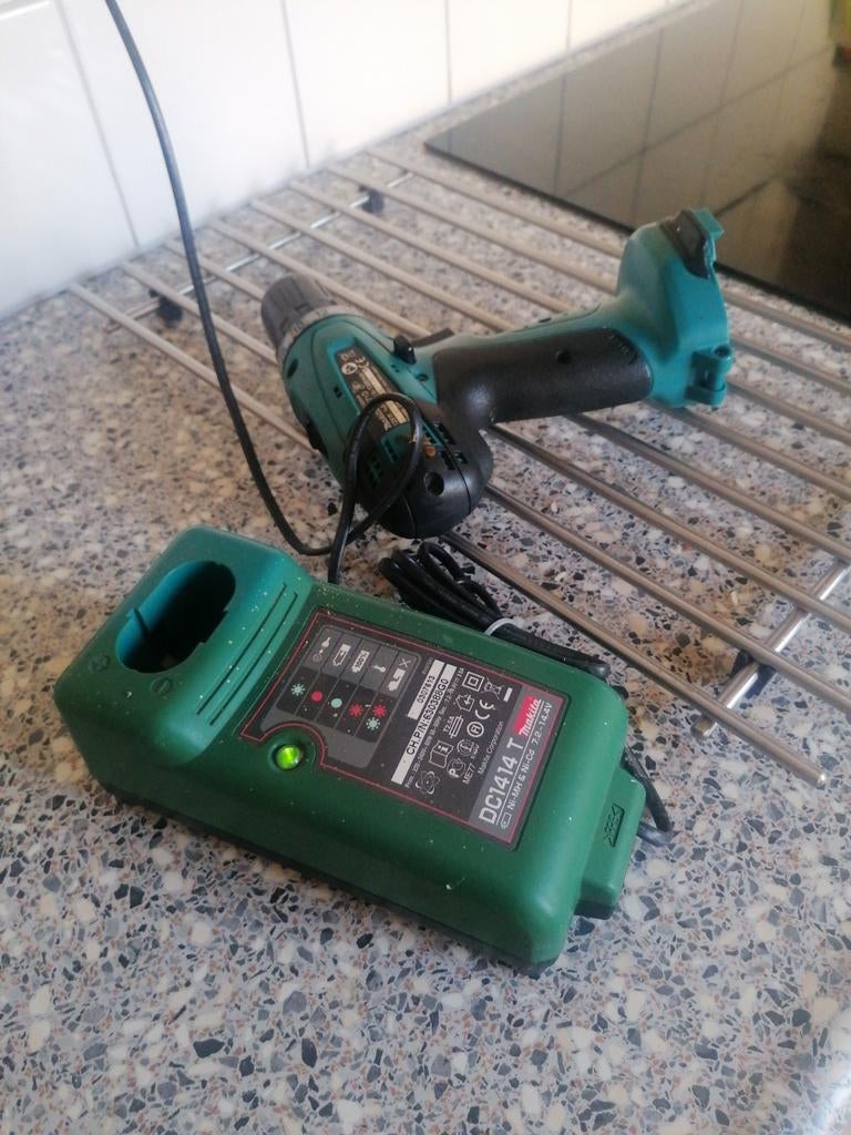 Makita 6271D 12V Boormachine met oplader (zonder accu), Boormachine, Gebruikt, Variabele snelheid, Ophalen of Verzenden