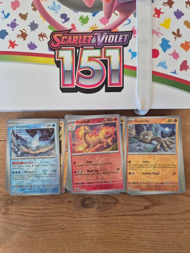 Pokemon mew 151 - reverse holo - 130 stuks, Hobby en Vrije tijd, Verzamelkaartspellen | Pokémon, Zo goed als nieuw, Meerdere kaarten