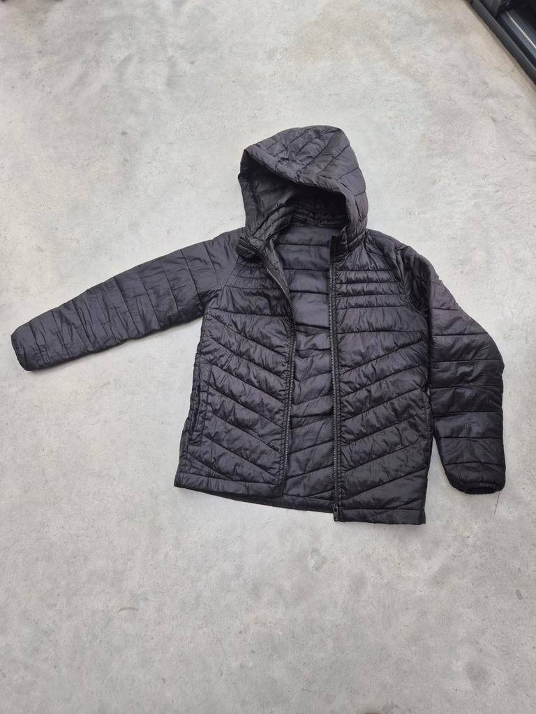 Fijne zomerjas. Kleur zwart. Merk Jack en Jones. Mt 152., Kinderen en Baby's, Kinderkleding | Maat 128, Ophalen of Verzenden, Zo goed als nieuw