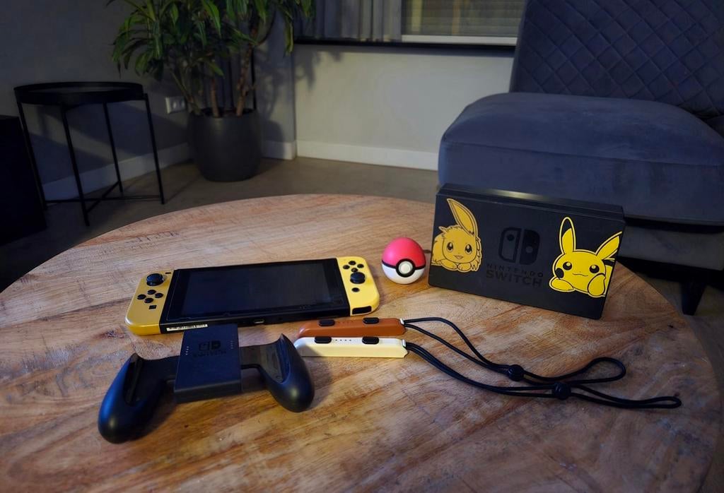 Switch - Let's Go, Pikachu! (Zie omschrijving), Spelcomputers en Games, Spelcomputers | Nintendo Switch, Ophalen of Verzenden