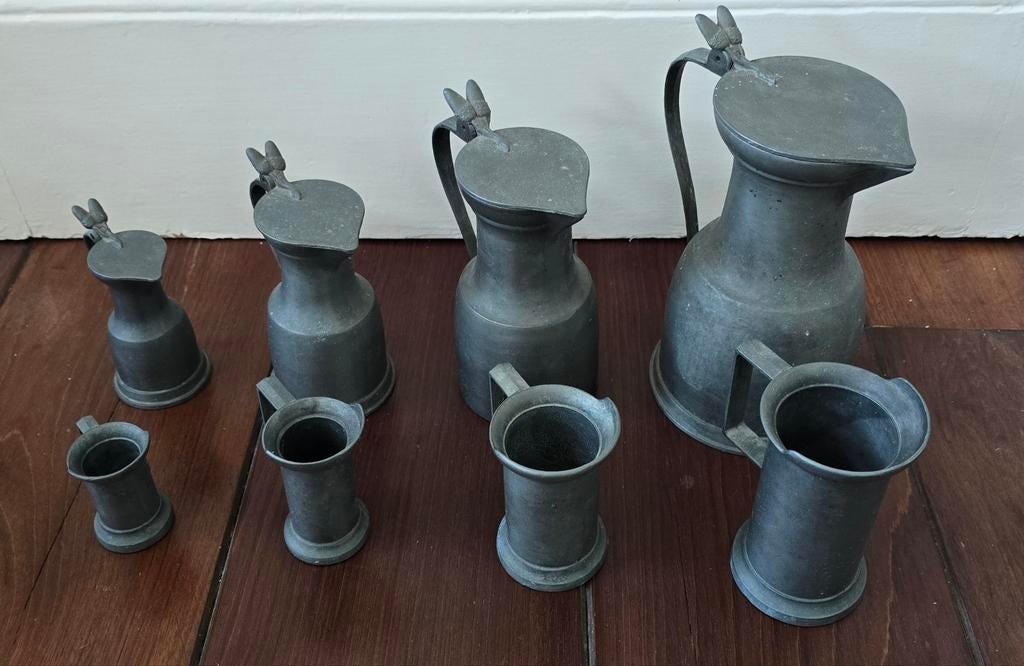 Set van 4 tinnen kannen en 4 tinnen bekers, diverse maten, Antiek en Kunst, Ophalen of Verzenden
