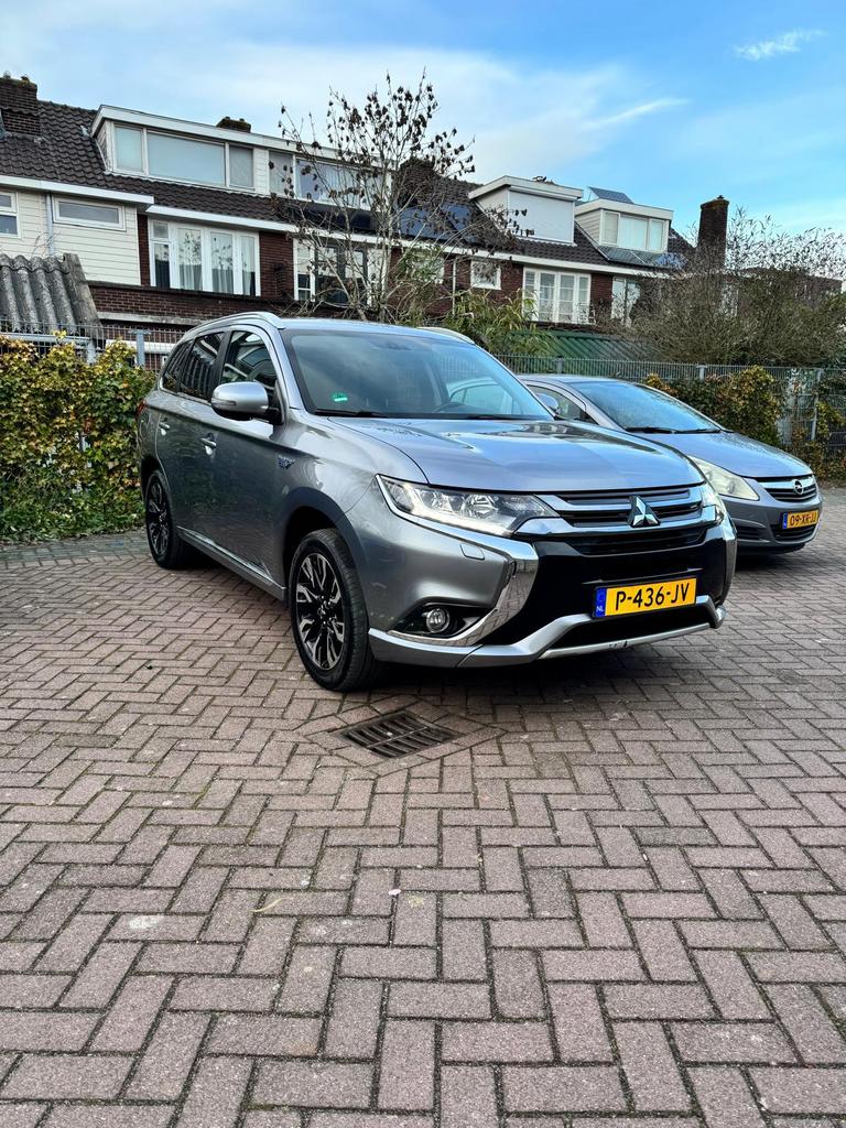 Mitsubishi Outlander 2.0 Dohc Mivec Phev 203pk 4WD CVT 5P, Auto's, Mitsubishi, 1998 cc, Outlander, Zwart, 4 cilinders