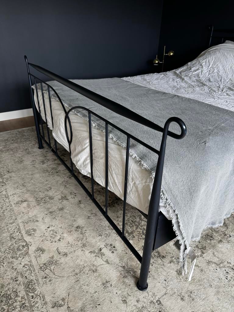 Zwart metalen bed met matras en bodem, Ophalen, Gebruikt, Zwart, Tweepersoons