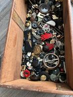 Antieke verzameling knopen en gespen in houten kistje, Ophalen of Verzenden, Gebruikt