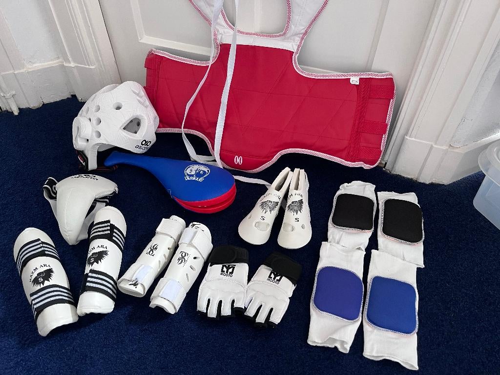 Complete Taekwondo set (maat S / 110), Taekwondo, Vechtsportbescherming, Ophalen of Verzenden, Zo goed als nieuw