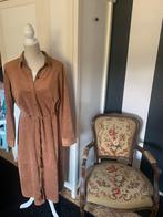 K-Design Suedine Jurk XL Bruin - Over de Knie, Ophalen of Verzenden, Maat 42/44 (L), Bruin, Onder de knie