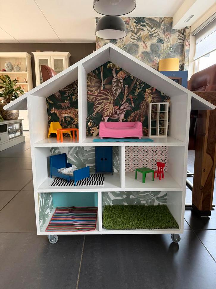Groot poppenhuis met meubeltjes en jungle behang, Kinderen en Baby's, Speelgoed | Poppenhuizen, Gebruikt, Poppenhuis, Ophalen