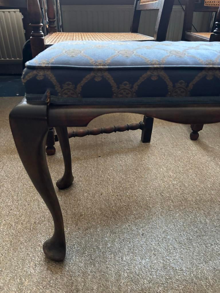 Antiek bankje met blauw gestoffeerde zitting, Antiek en Kunst, Ophalen